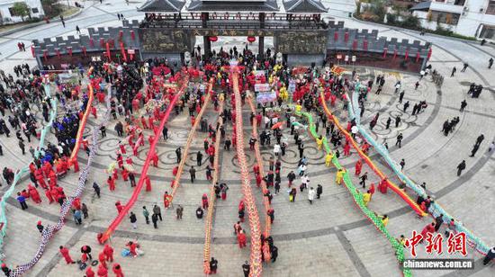 3月2日，贵州省台江县60余条“祥龙”齐聚县城，以苗家最隆重、最热烈的方式闹元宵。邰光政 摄