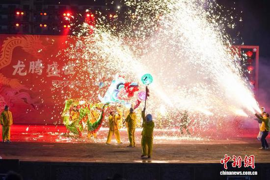 3月2日，贵州省台江县60余条“祥龙”齐聚县城，以苗家最隆重、最热烈的方式闹元宵。龙军 摄