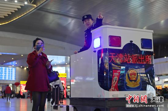 图为北京铁路公安局天津公安处天津站派出所民警在候车室执勤期间为民警指路。（北京铁路公安局天津公安处供图）