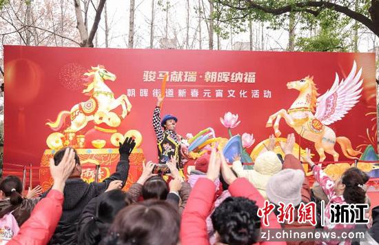 活动现场的表演。朝晖街道供图