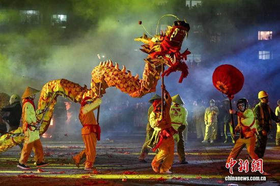 3月3日晚，普定县“铁水冲龙”非遗展演现场。