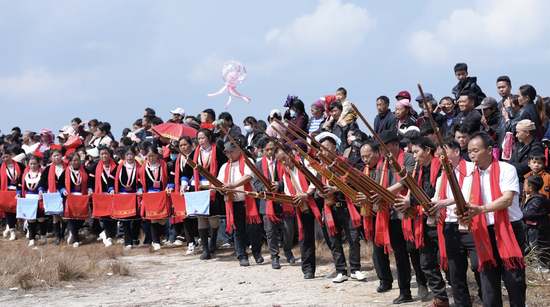 惠水县摆金镇冗拱村第四届楼梯坡苗族文化艺术节新春专场在青山间启幕。吸引各族同胞与游客欢聚，共闹新春。