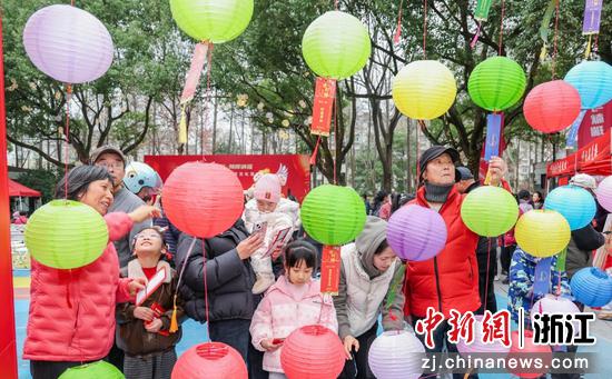 游人参与猜灯谜。朝晖街道供图