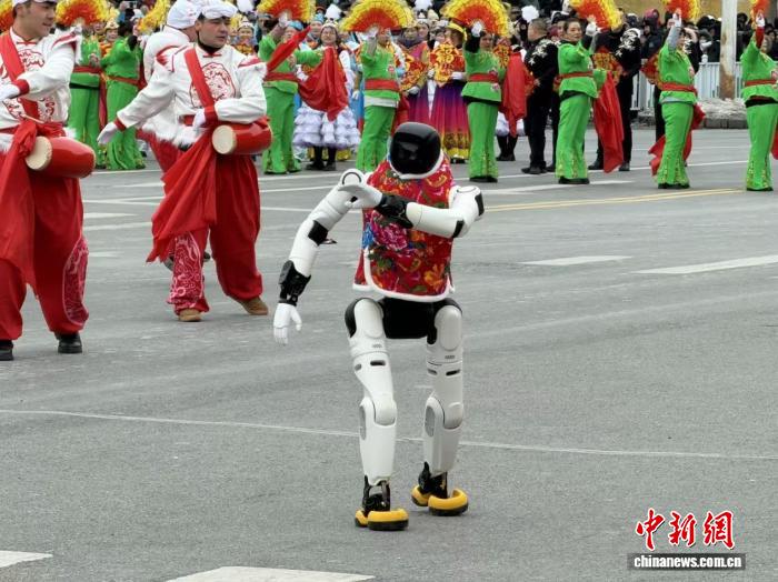 （新春走基层）新疆昌吉州：非遗社火闹元宵 机器人参与演出