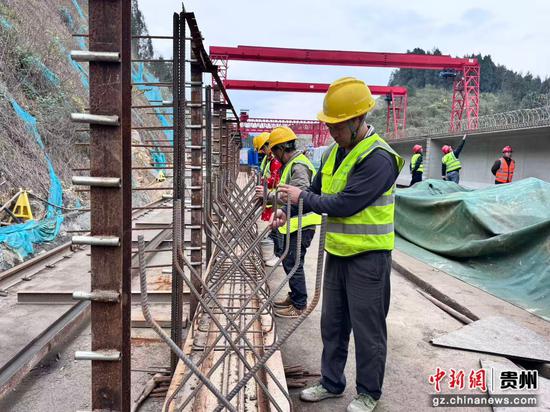 刚刚开工工人们就开始进行钢筋绑扎工作，力争开门红