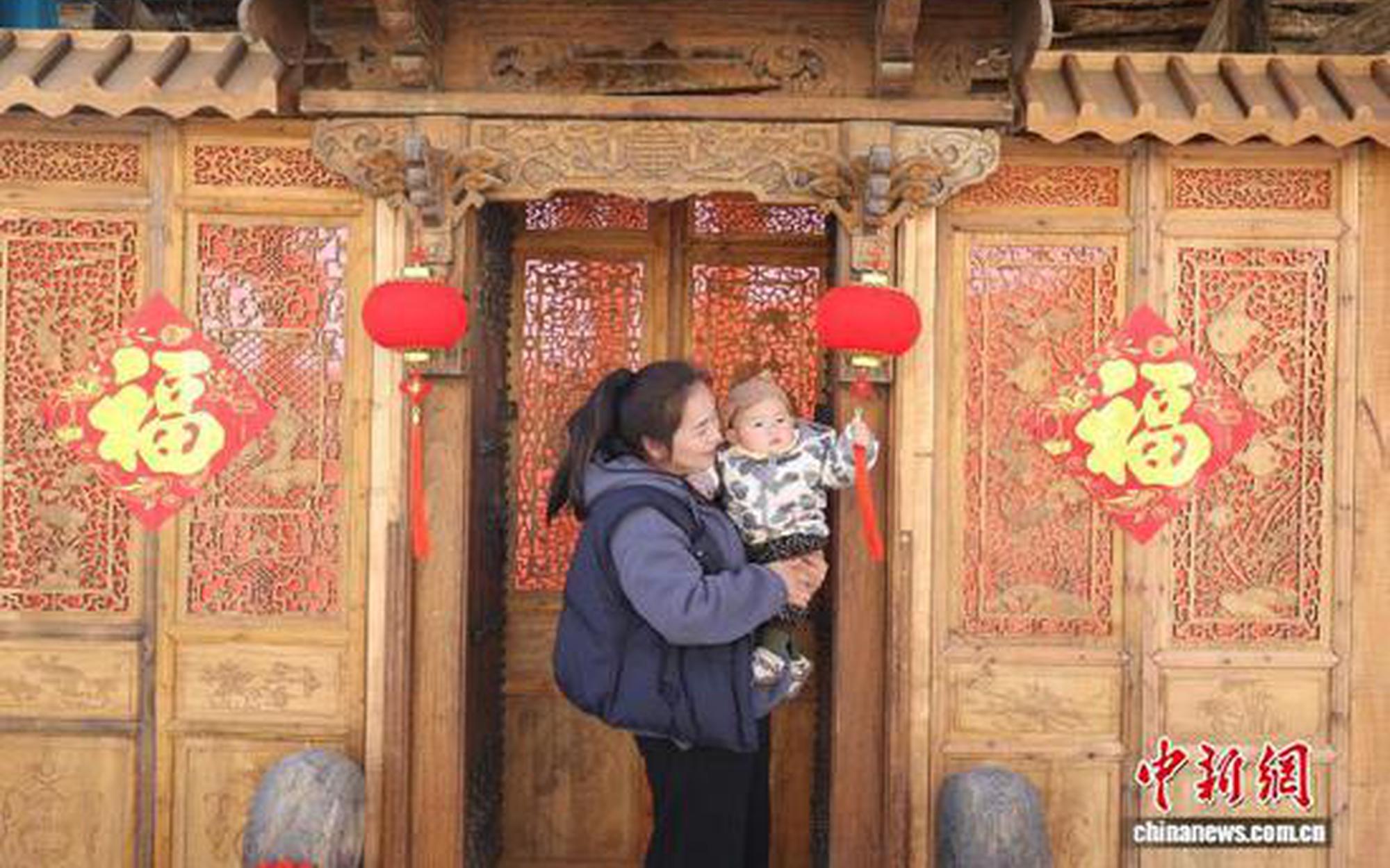 宁夏银川：民众元宵佳节游影城