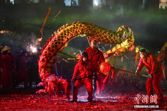 3月3日晚，普定县“铁水冲龙”非遗展演现场。