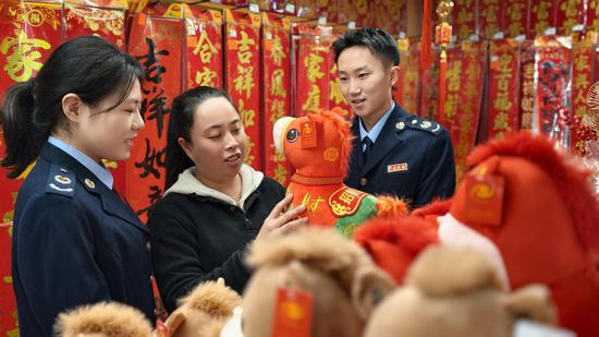 图为北京华联生活超市工作人员向税务干部介绍年货预备情况及销售情况。 张晖摄