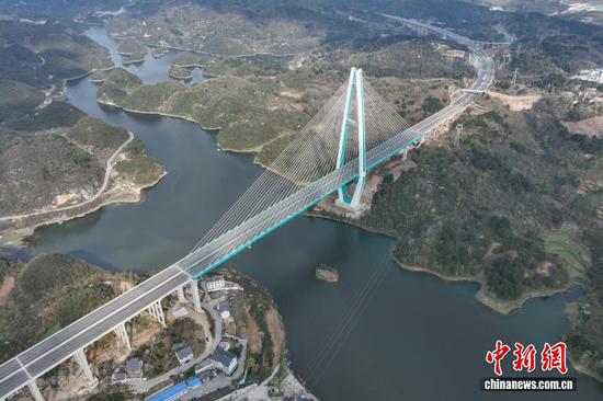 3月4日，航拍沪昆国家高速公路贵阳至安顺段扩容项目控制性工程——百花湖特大桥。