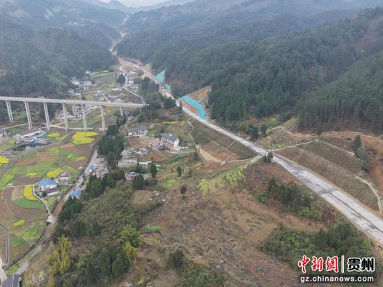 道路目前工程进度良好