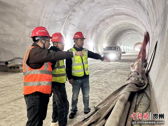 项目安全员对隧道内部水稳层进行检查维护