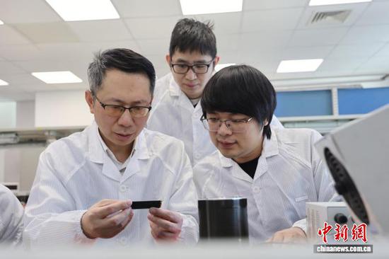 全国政协委员、飞腾信息技术有限公司副总经理郭御风（左一）正带领团队成员在实验室开展技术研讨。记者周亚强摄