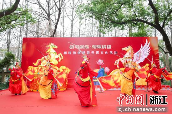 活动现场的表演。朝晖街道供图