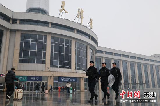 图为北京铁路公安局天津公安处特警支队民警在天津站南广场巡逻。（北京铁路公安局天津公安处供图）