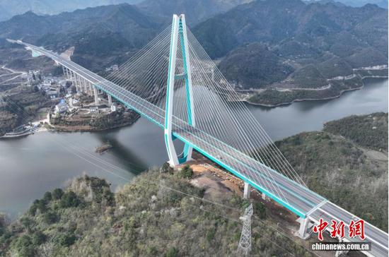 3月4日，航拍沪昆国家高速公路贵阳至安顺段扩容项目控制性工程——百花湖特大桥。
