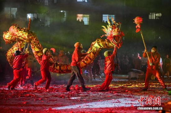 3月3日晚，普定县“铁水冲龙”非遗展演现场。