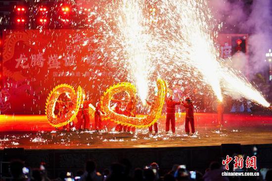 3月2日晚，贵州台江县举行的苗族舞龙嘘花民俗活动展演。龙军 摄