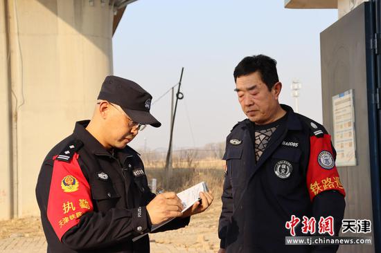图为北京铁路公安局天津公安处沧州西站派出所民警正在与护路保安交流。（北京铁路公安局天津公安处供图）