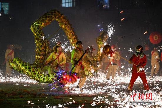 3月3日晚，普定县“铁水冲龙”非遗展演现场。