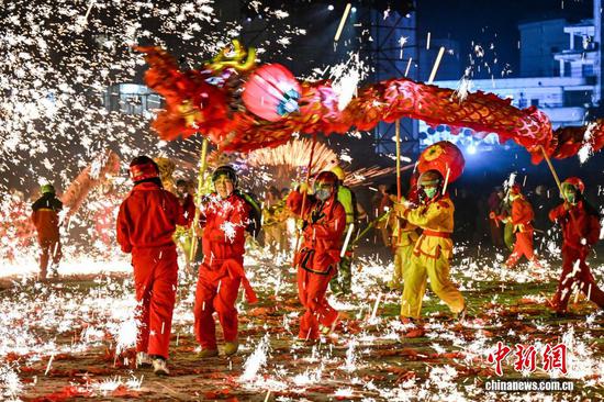 3月3日晚，普定县“铁水冲龙”非遗展演现场。