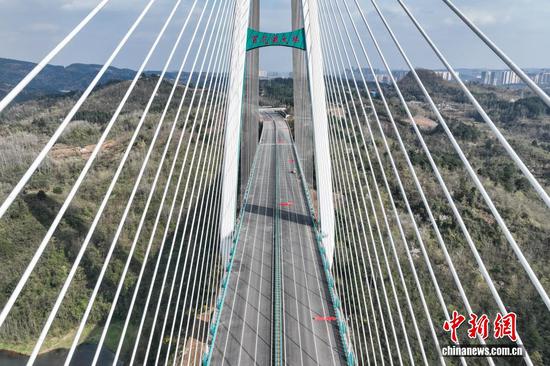 3月4日，航拍沪昆国家高速公路贵阳至安顺段扩容项目控制性工程——百花湖特大桥。