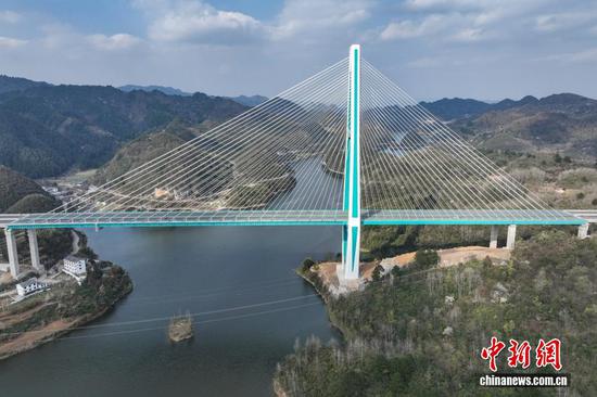 3月4日，航拍沪昆国家高速公路贵阳至安顺段扩容项目控制性工程——百花湖特大桥。