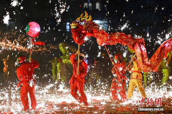 3月3日晚，普定县“铁水冲龙”非遗展演现场。