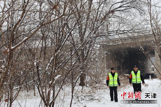 图为北京铁路公安局天津公安处沧州西站派出所线路民警在下雪后巡线，检查线路安全。（北京铁路公安局天津公安处供图）