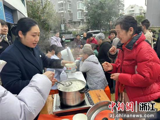 近日，宁波分行志愿者走进安居社区和月季社区派发元宵。黄艳丹&nbsp;供图