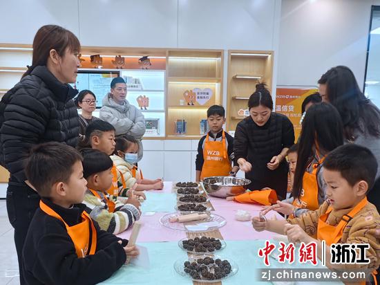 近日，台州天台支行开展“暖萌小汤圆·亲子手作趴”活动。黄艳丹&nbsp;供图