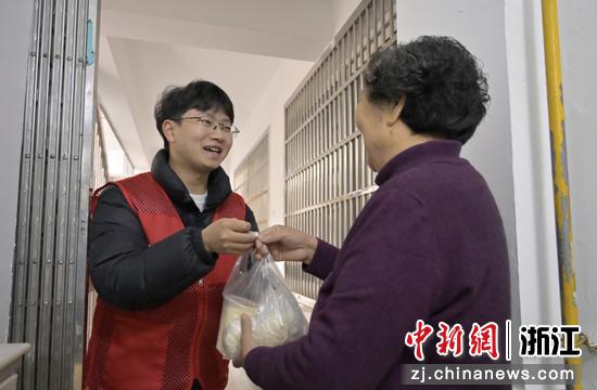 青年志愿者帮老人送餐。浙江幸福轨道公司&nbsp;供图