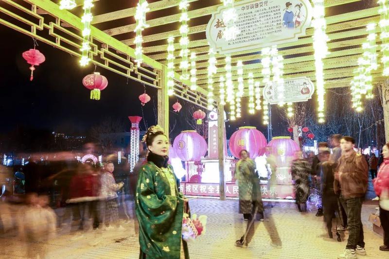 叶城县元宵节花灯展现场。马甲兵 摄 叶城县元宵节花灯展现场。马甲兵 摄