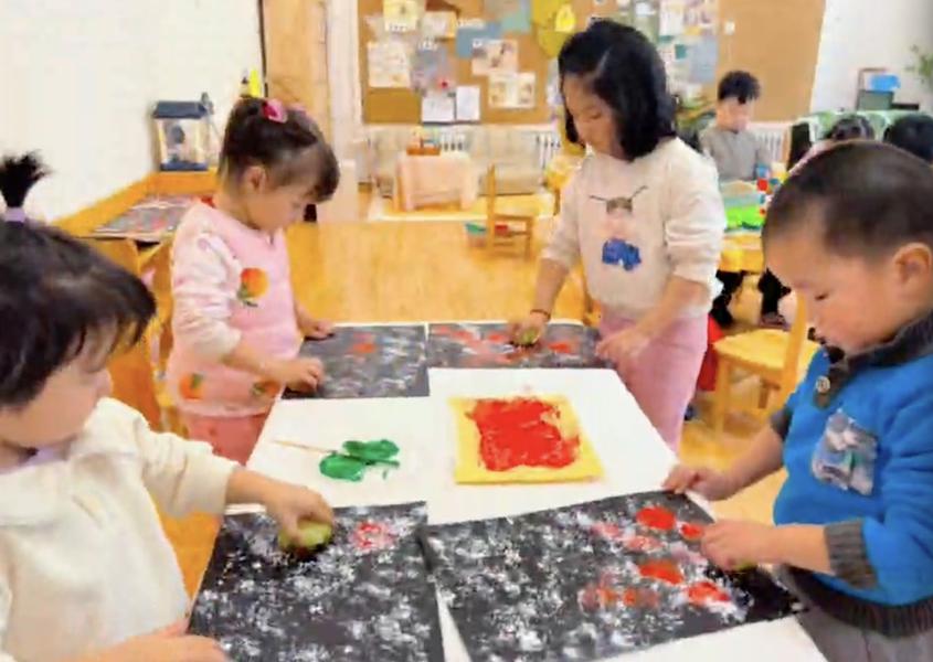 童心传暖意  巧手敬芳华