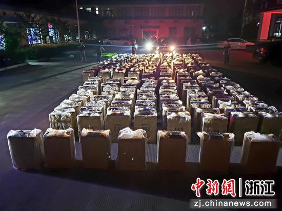 烟草工作人员查获案件清点现场。董淑莉供图