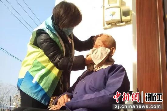 “爱心卡”服务人员为老人洗脸。东湖街道供图