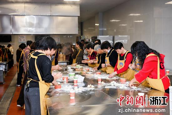 图为妇女制作小笼包。浙江省妇联供图