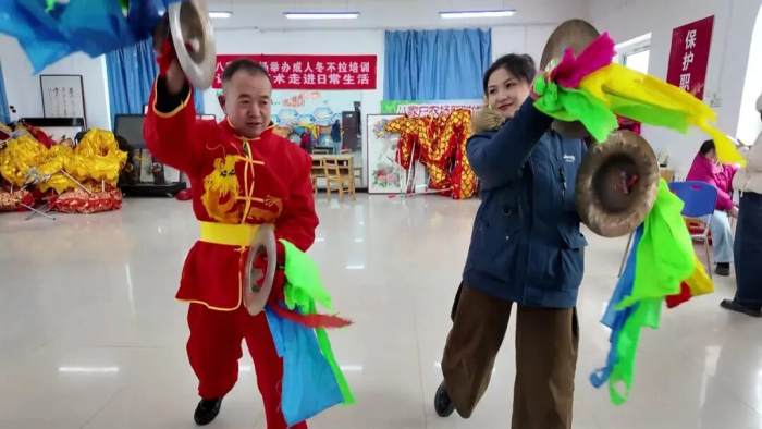 老社火演员与新社火演员交流。 老社火演员与新社火演员交流。