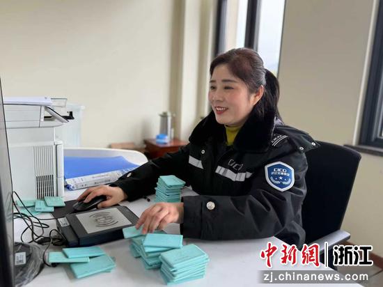 工作中的王巧菊。浙江交通集团高速公路杭州南管理中心&nbsp;供图