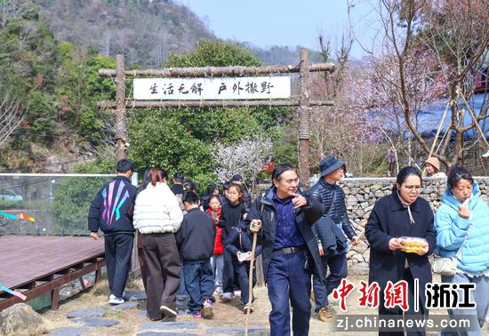 磐安县安文街道东川野樱谷吸引游客打卡。金惠菊&nbsp;供图