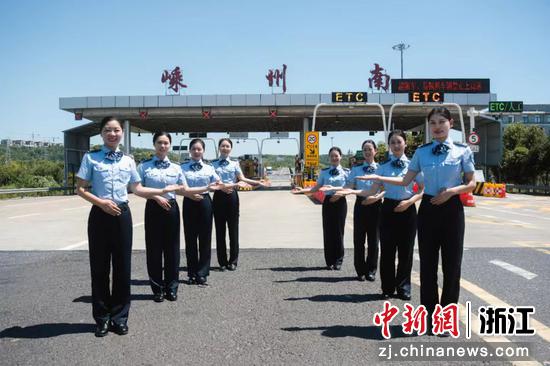 嵊州南收费站女员工。嵊新公司&nbsp;供图