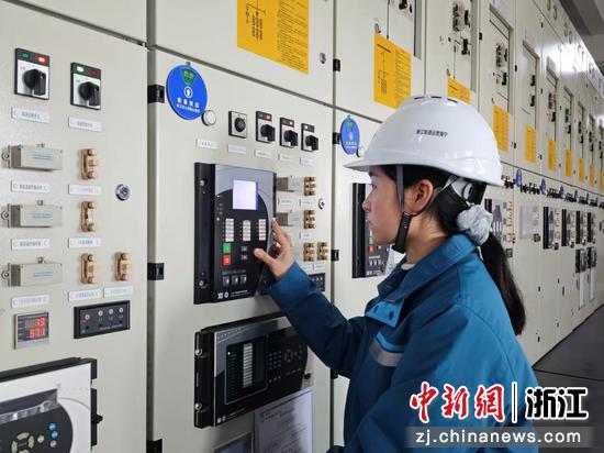 黄鑫检查设备。浙江轨道集团海宁运营公司&nbsp;供图