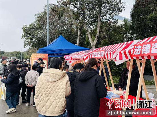 近日，招聘会现场。骆驼街道供图