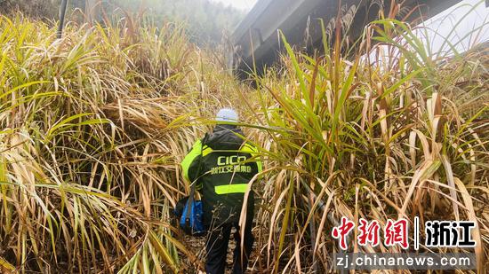 陈俊凯走往排查高低位水池的路上。&nbsp;台州管理中心&nbsp;供图