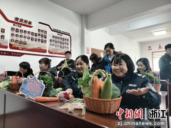 警民女性同胞化身“创意花艺师”，围绕完整蔬菜自由发挥巧思。善琏镇供图