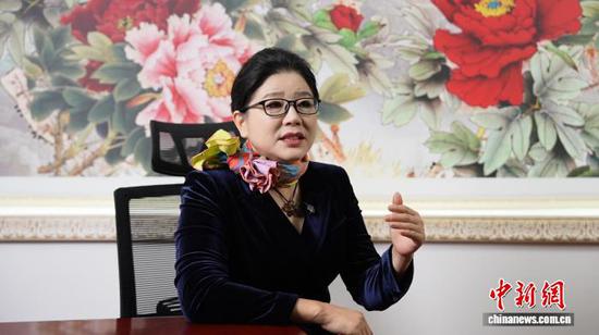 民建天津市委会直属工委副主委、天津市政协委员、天津市浦津生态园艺有限公司董事长高洁接受采访。霍钟灵 摄