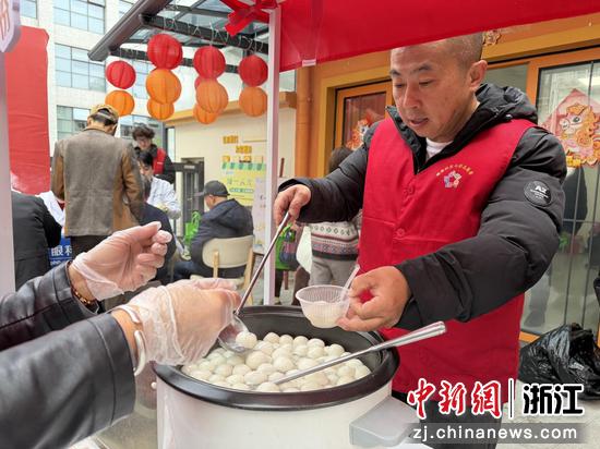 华侨陈先生参与志愿服务。王时文&nbsp;摄