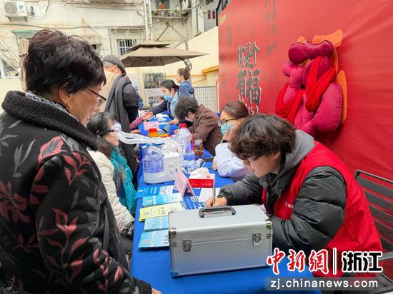 活动现场设置便民服务区为侨胞侨眷提供服务。王时文&nbsp;摄