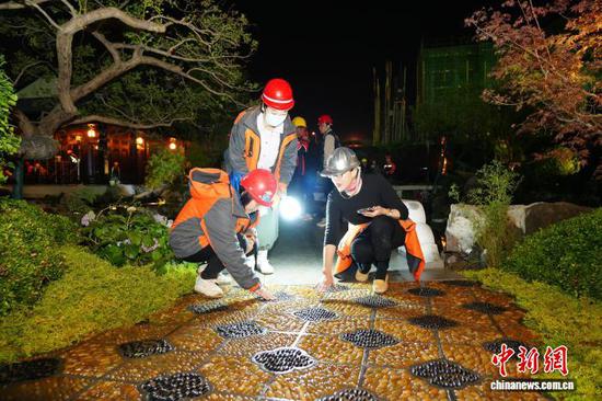 高洁(右一)在工地与同事沟通项目进展情况。(受访者供图)