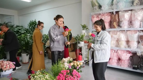 顾客在馨兰花坊挑选鲜花。迪力努尔·艾克拜尔 摄

