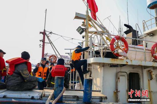 图为执法人员登临检查渔船。（天津海警局供图）